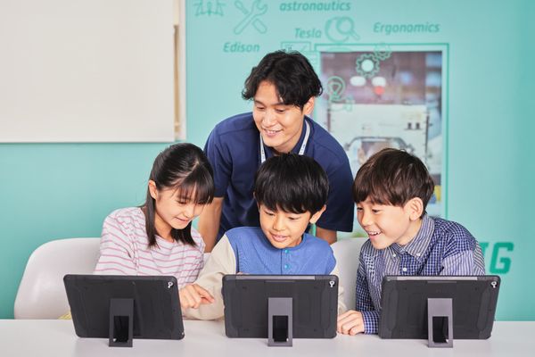 子どもの宝石を見つける教育「やる気スイッチグループ」の指導メソッドを用いて、一人ひとりの生徒に寄り添い、得意を小集団のレッスンを実施しています。
