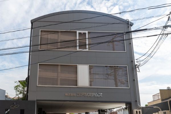 建物の1階が駐車場になっています。