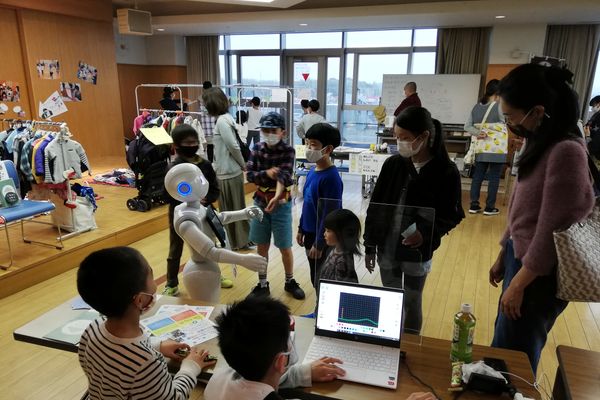 イベントで子どもに読み聞かせをするPepper