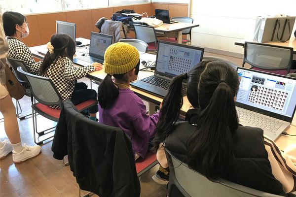 ガールズプログラミングフェスKIKKAKE2023のイベントの様子で、キャラメイクを作っています。