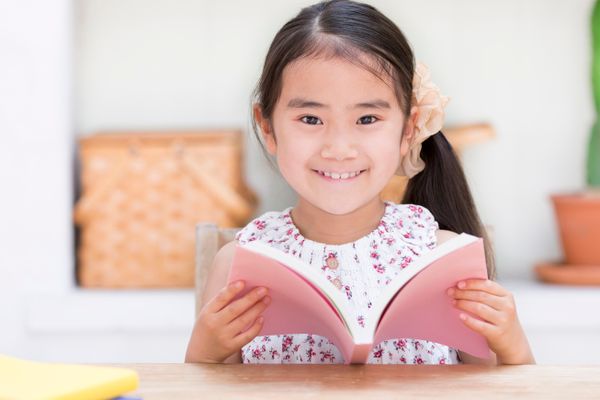 読書を通じて、国語力を高めます。