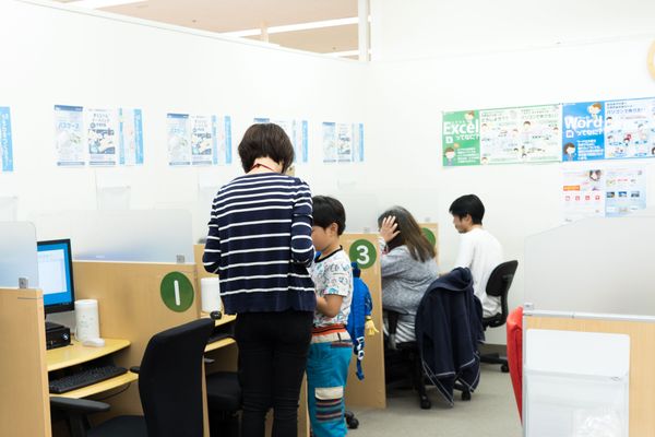 個別に分かれたブースで個別レッスン
