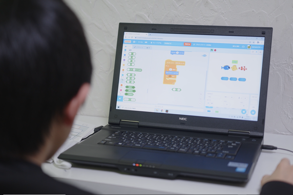 スクラッチコースでゲーム作成する姿