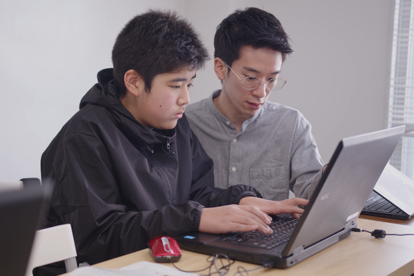 プログラマーコースで先生に相談する姿