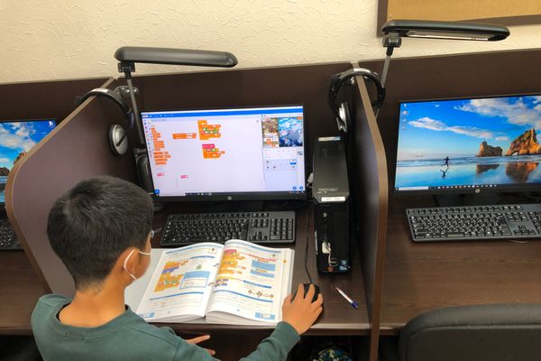 子ども向けのやさしいプログラミング言語・Scratchを使って、ゲームを作っていきます。直感的にプログラムを組み立てることができる言語なので、入門編に最適です。