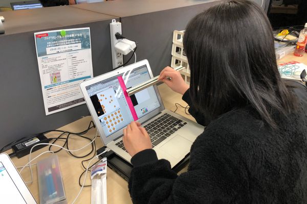 子どもたちなりに考えてもらうよう、自由なアプローチを推奨しています