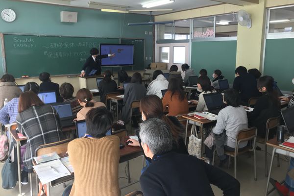 保護者の方や教員の方向けのワークショップも行っています。