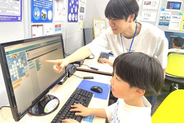 小学生の男の子も楽しくプログラミング！
