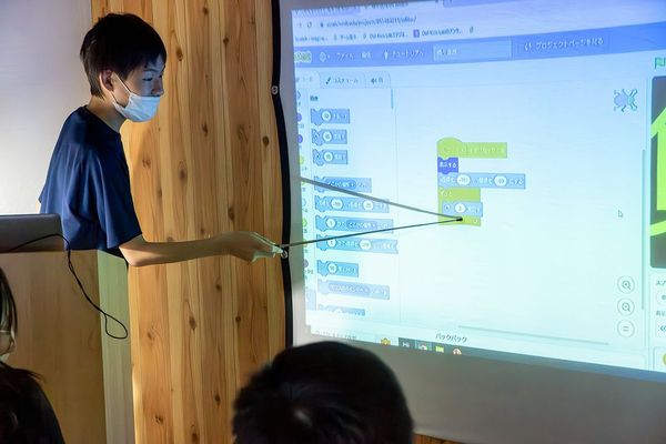 本格的なプレゼンテーション！伝え方だけでなく、「相手の話を聞く姿勢」も養います。