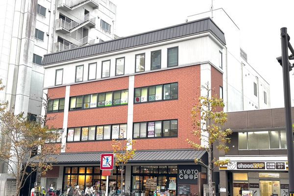スーパーの上が教室です。駅からも近く利便性に優れ、安心してお子様を預けられます。