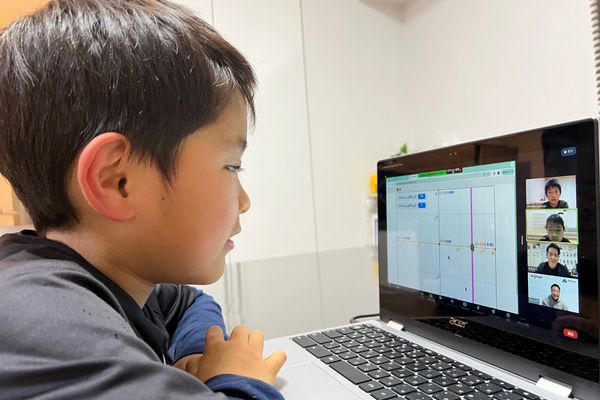 レッスンを受講する男の子