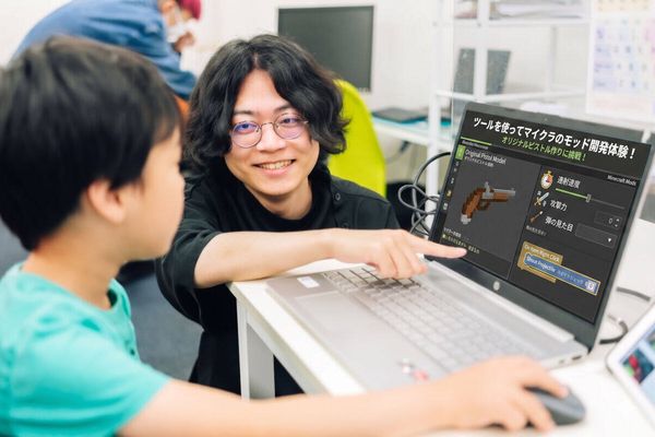 東條先生：Unreal EngineやマイクラMOD等の高度な開発に詳しく、生徒から大人気の先生