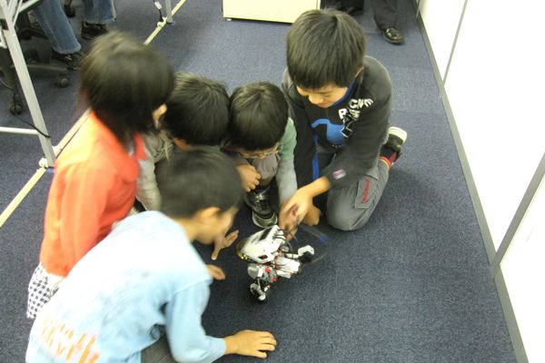 無料体験・説明会のロボット体験の様子