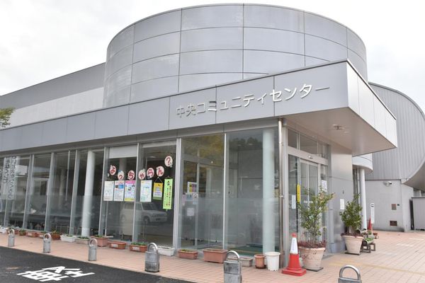 大野城中央コミュニティセンター外観でJR大野城駅と西鉄白木原駅から徒歩7分程度の場所にあり、駐車場も敷地内にあります。