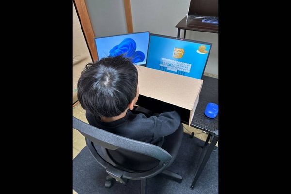 手元を隠してタイピング練習中(小2生徒)