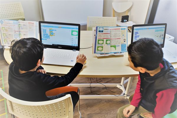 友達とつくったゲームをみせあったり