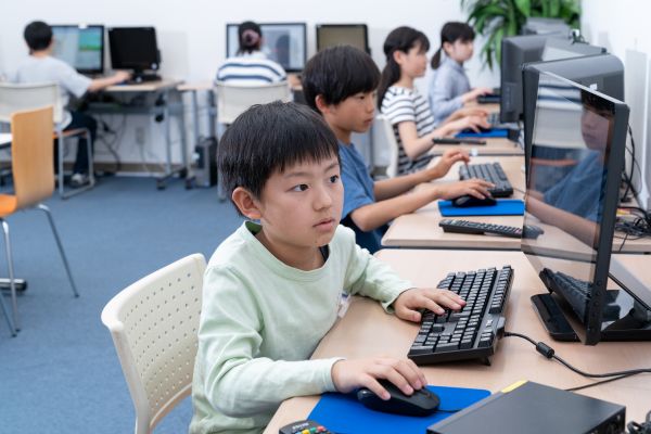 企画書をもとにトライ＆エラーを繰り返して作品を創ります。試行錯誤と小さな成功体験を積み重ねることを大切にしています！