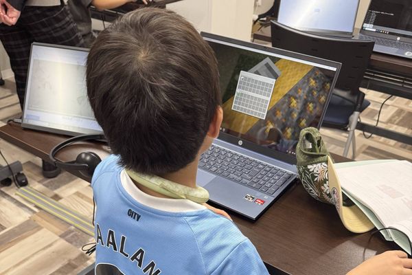 授業の様子　課題解決に向けて工夫しながらプログラミング！