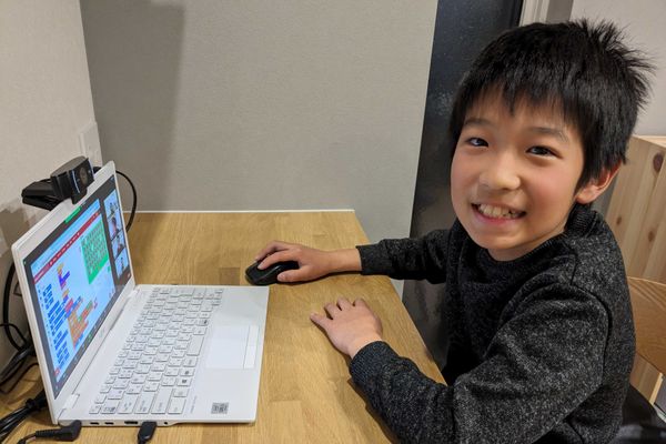レッスンを受講する男の子