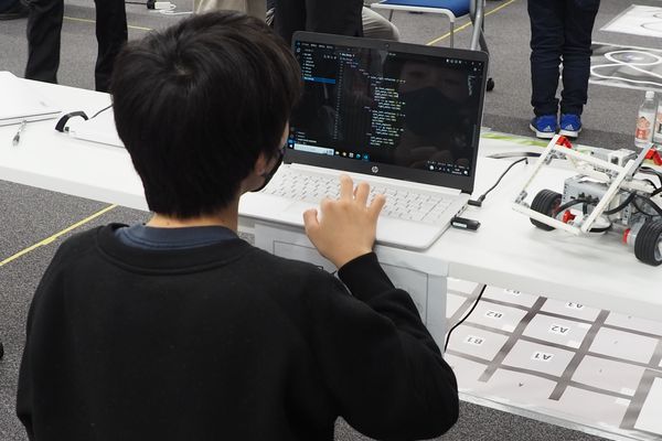 Crefusコースの授業の様子。上級コースでは、ロボットのアイデアを考え、実現していくロボット開発プロジェクトを進めていきます。