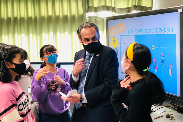 コードプログラミングクラスのカリキュラムは、オンラインレッスンのほか、学校等へ出張授業を実施しています。