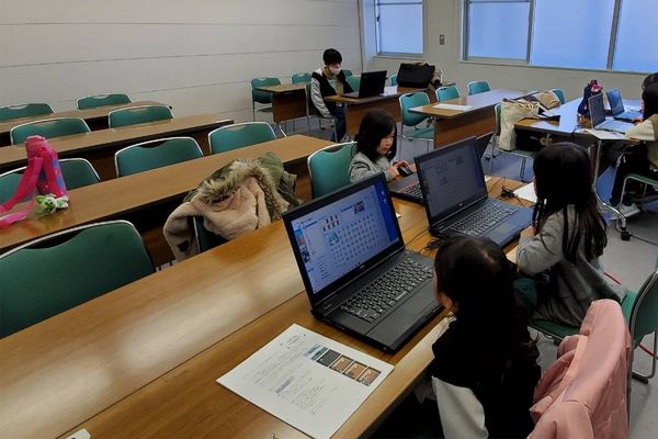 プログラミングやロボットレッスンで主に使用しているお部屋で7～10名程度のレッスン生を見ることが多いです。
