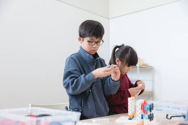STEAM教育コースではブロックを使いものの仕組みを学びます