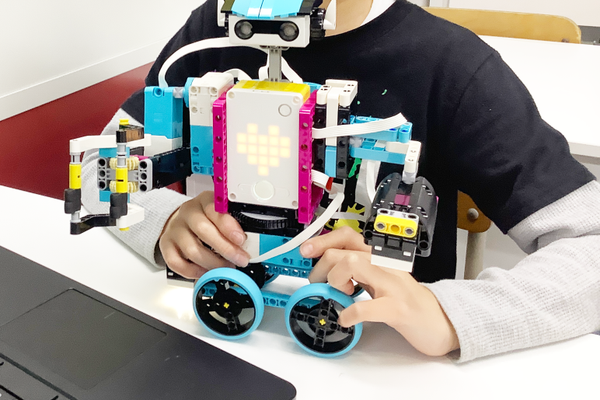 ゴールドコース（小学5年生）の授業の様子。段階的に高度なプログラミングへとつなげていきます。競技を通してセンサーと条件分岐を用いた中級プログラミング、パソコンを使ってのデータプレゼンテーション手法。