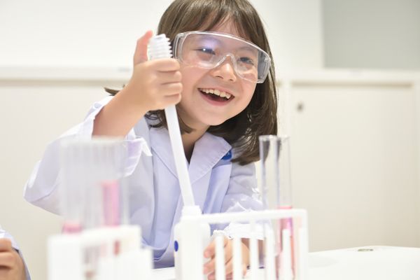 低年齢のお子さまでも安心して実験ができます