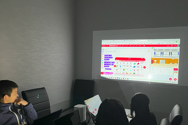 プロジェクターを使って発表の場を設けています（希望者のみ）