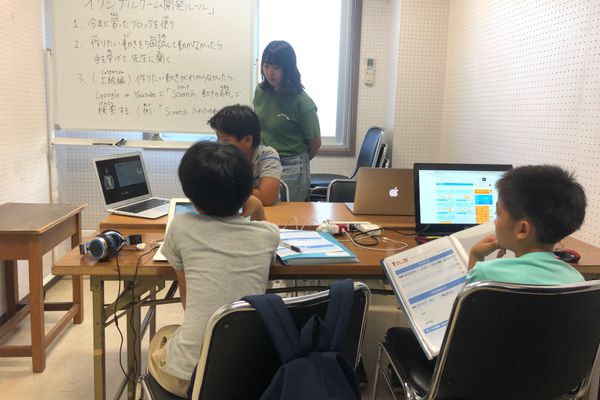 普段の授業の様子です！真剣にみんなで動画を見ています