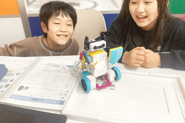 シルバーコース（小学4年生）の授業の様子。パソコンやタブレットを使ってプログラミングを行います。