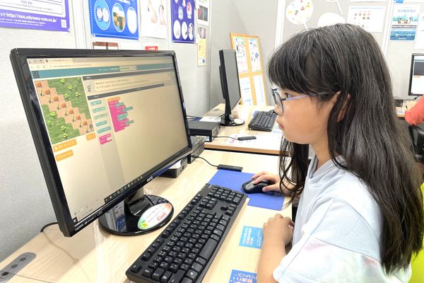 小学生の女の子も楽しくプログラミング！