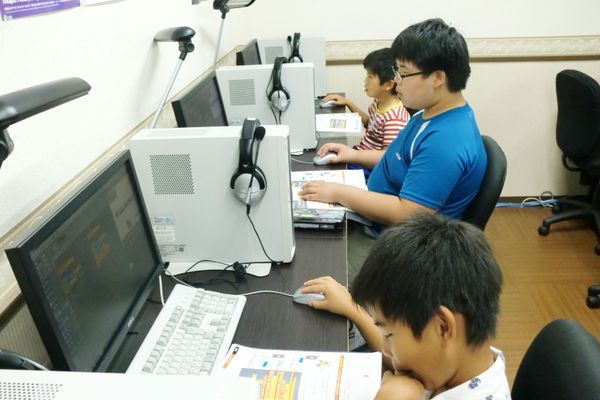 ともに学ぶお友達と、作品を見せ合うことも。お互いの良さや違いを分かりあい、刺激を受けて成長していきます。