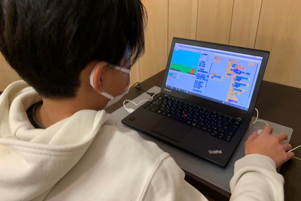 各個人が集中してパソコンに向かえる環境づくりをしています。