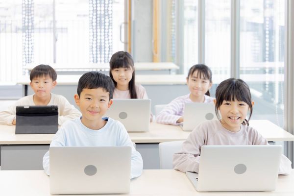 学ぶ・つくる・伝える・振り返るという学習サイクルで、PCスキルと思考力・創造力・表現力を育てます。