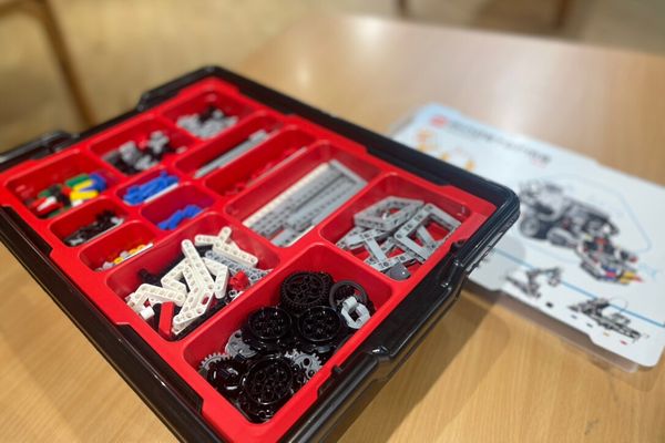 細かなパーツからなるロボットを形成します。大人からも好評の教材です！