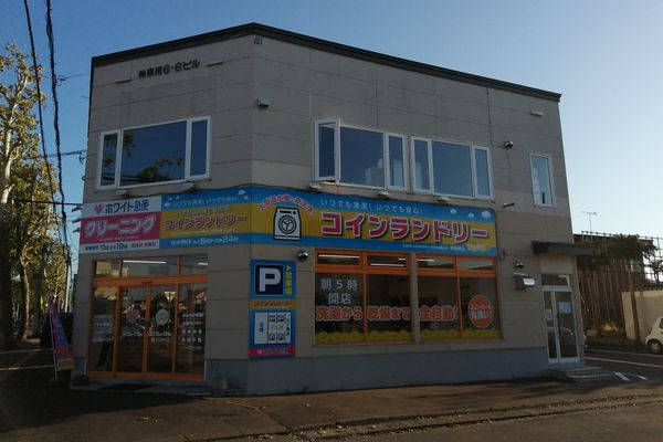 １階がコインランドリーさん、当カレッジは２階です！入り口は写真右側になります。