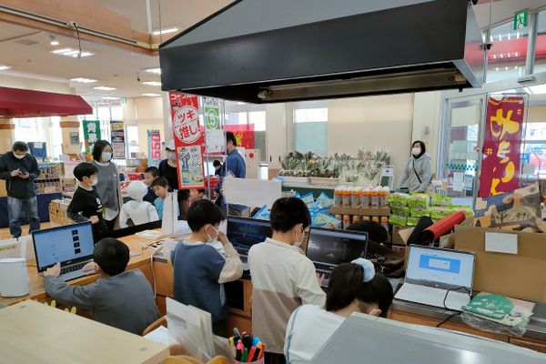 地域のスーパーマーケットで学習の成果を披露