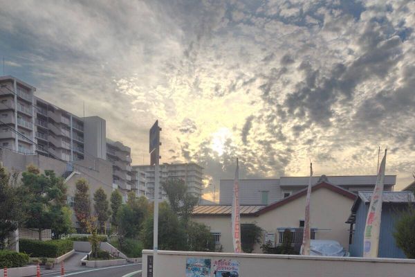 外にポスターを貼っています