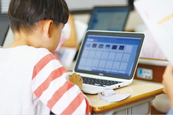 最新PC + 1人1台iPadを無料貸し出し。最新の環境で学べ、高額なロボットや機器の購入費は一切不要です。