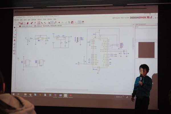 成果報告会で、会社に納品した回路図について説明しました