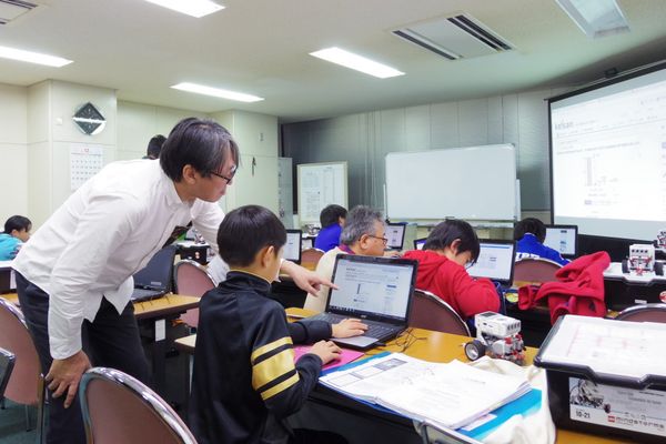 講師1名とアシスタント2名できめ細やかな指導を行う