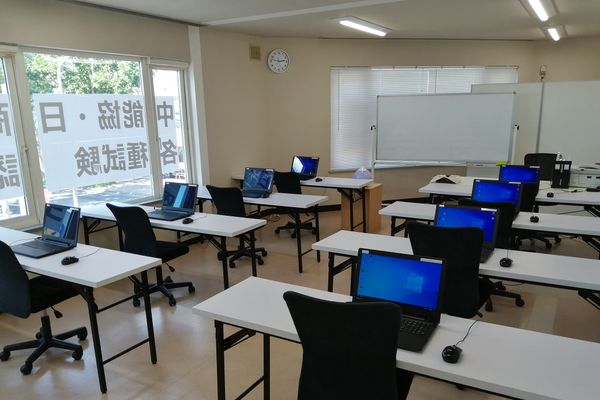 研修室Ｂ：スクール形式で１５名収容