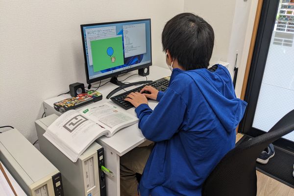 プログラミングレッスンの風景　Pythonゲームプログラミング講座を受講中。