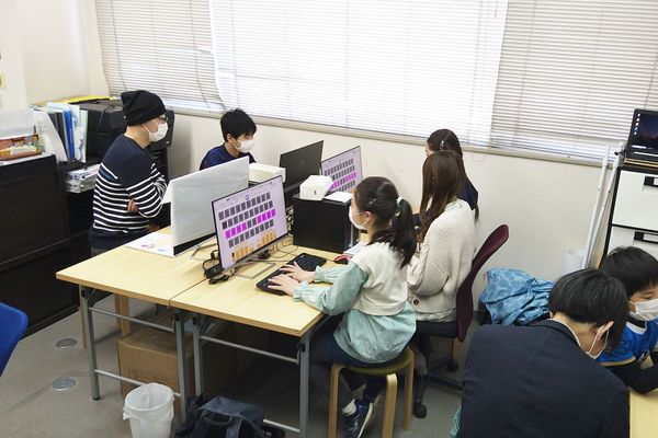 お子様1～2名に対して先生1名の超少人数制。