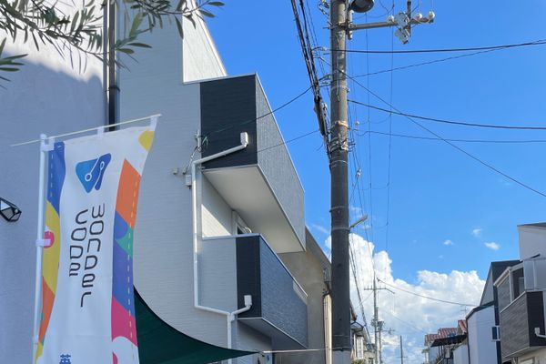 静かな住宅街で、車の通行がほとんどなく、安心して通学頂けます。