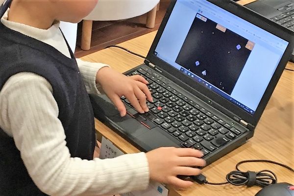 いろいろな年齢の子が一緒に参加。お兄さん達の作品を見るのもよい刺激。（湯島教室）