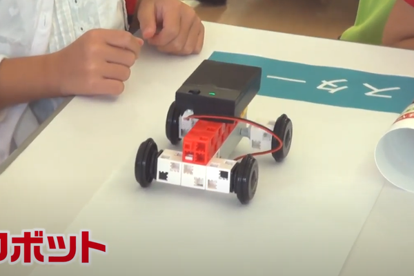 モーターやギヤを使って36種類の仕組みを利用したロボットを組み立てます