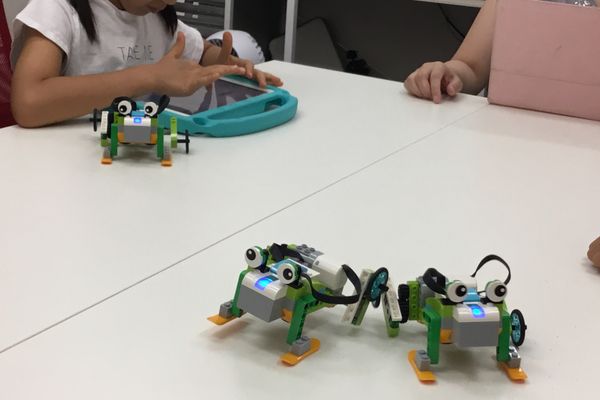 作ったロボットでお友達と競争だ！